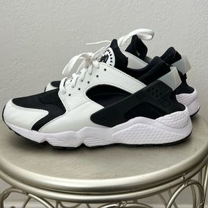 Nike Air Huarache men’s 8/women’s 9.5